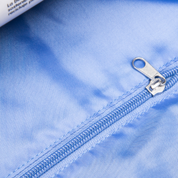4）There is a small zipper pocket at the main compartment as well as a ...