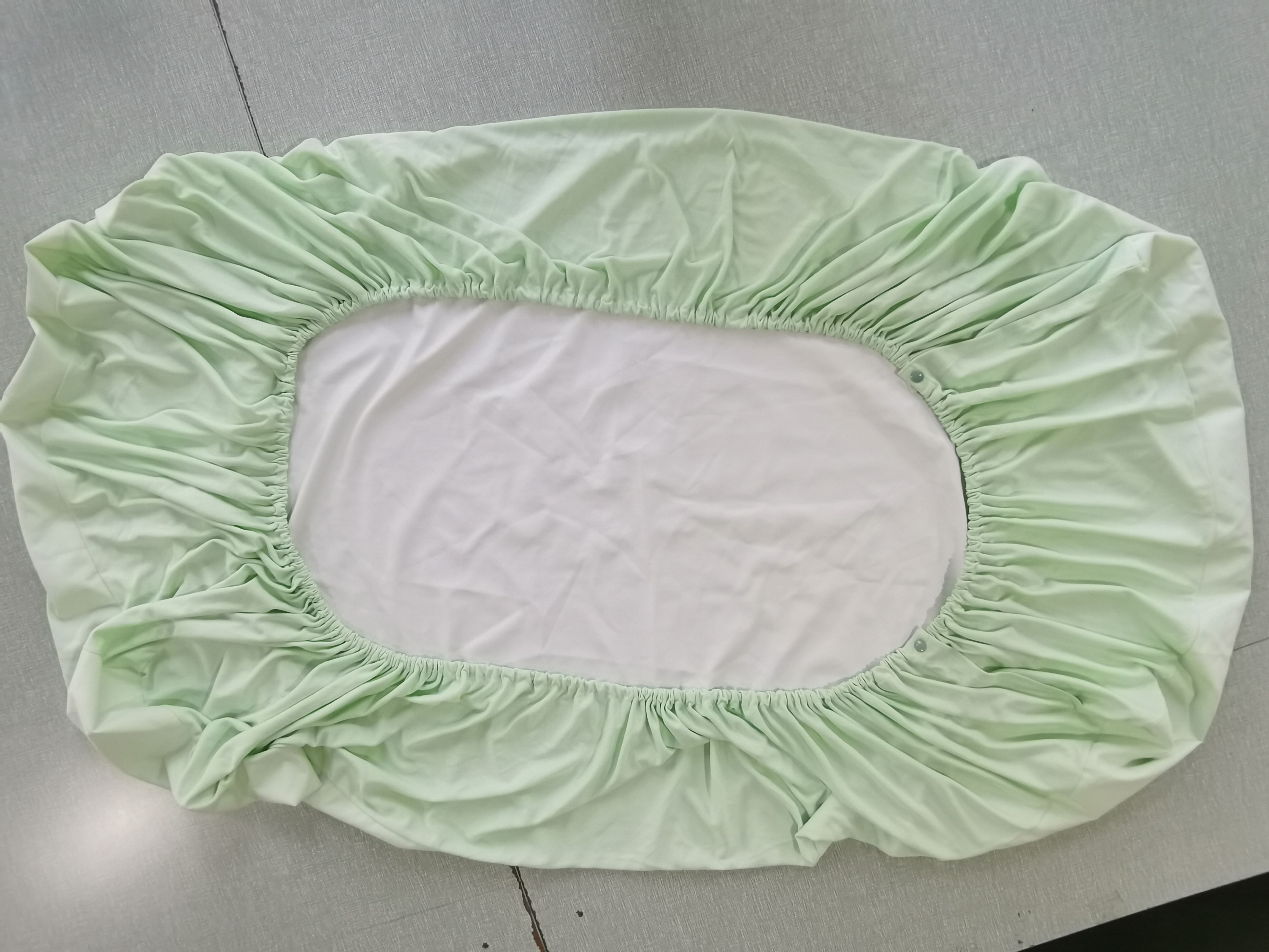 Waterproof mesh mattress protector