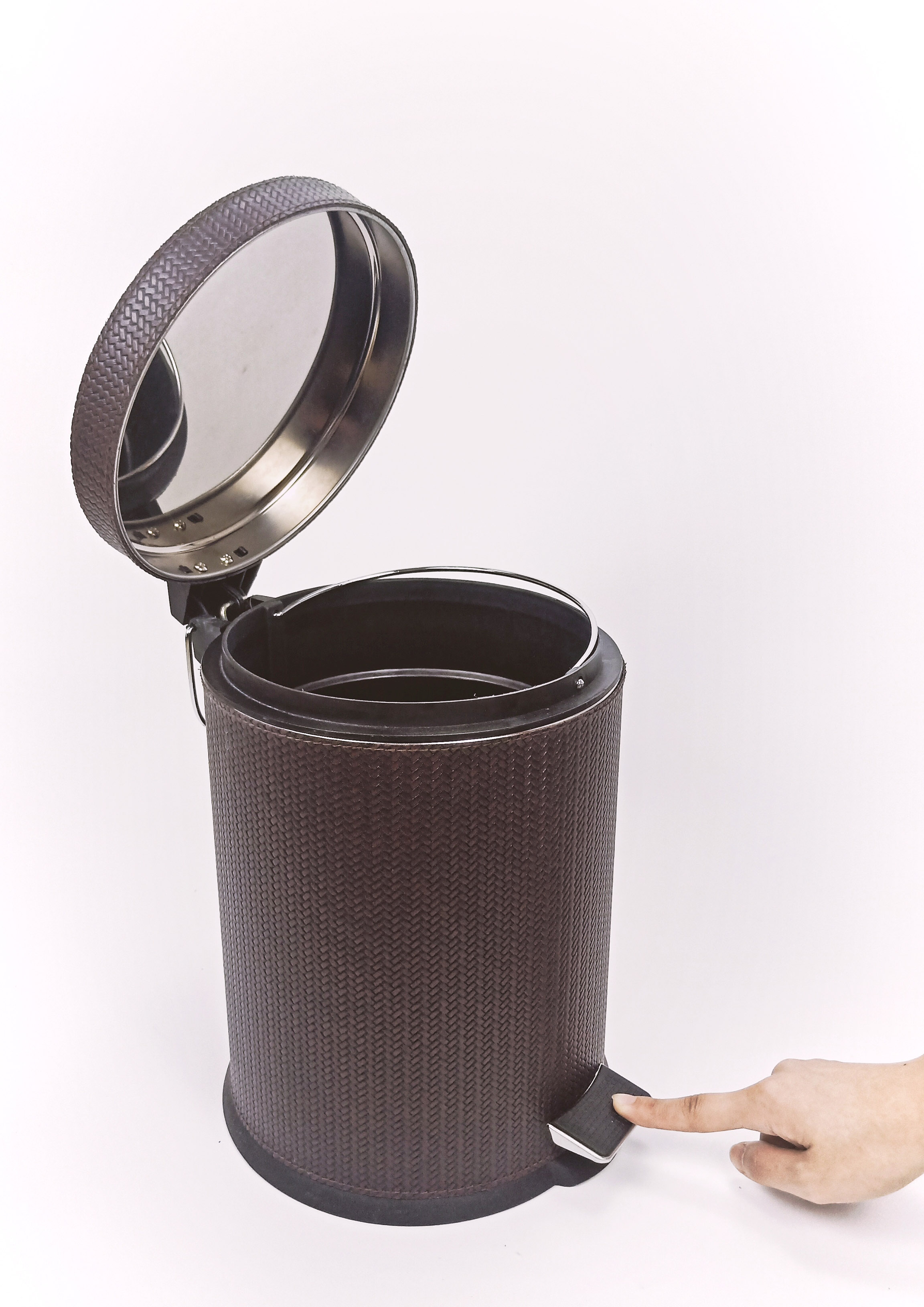Garbage can