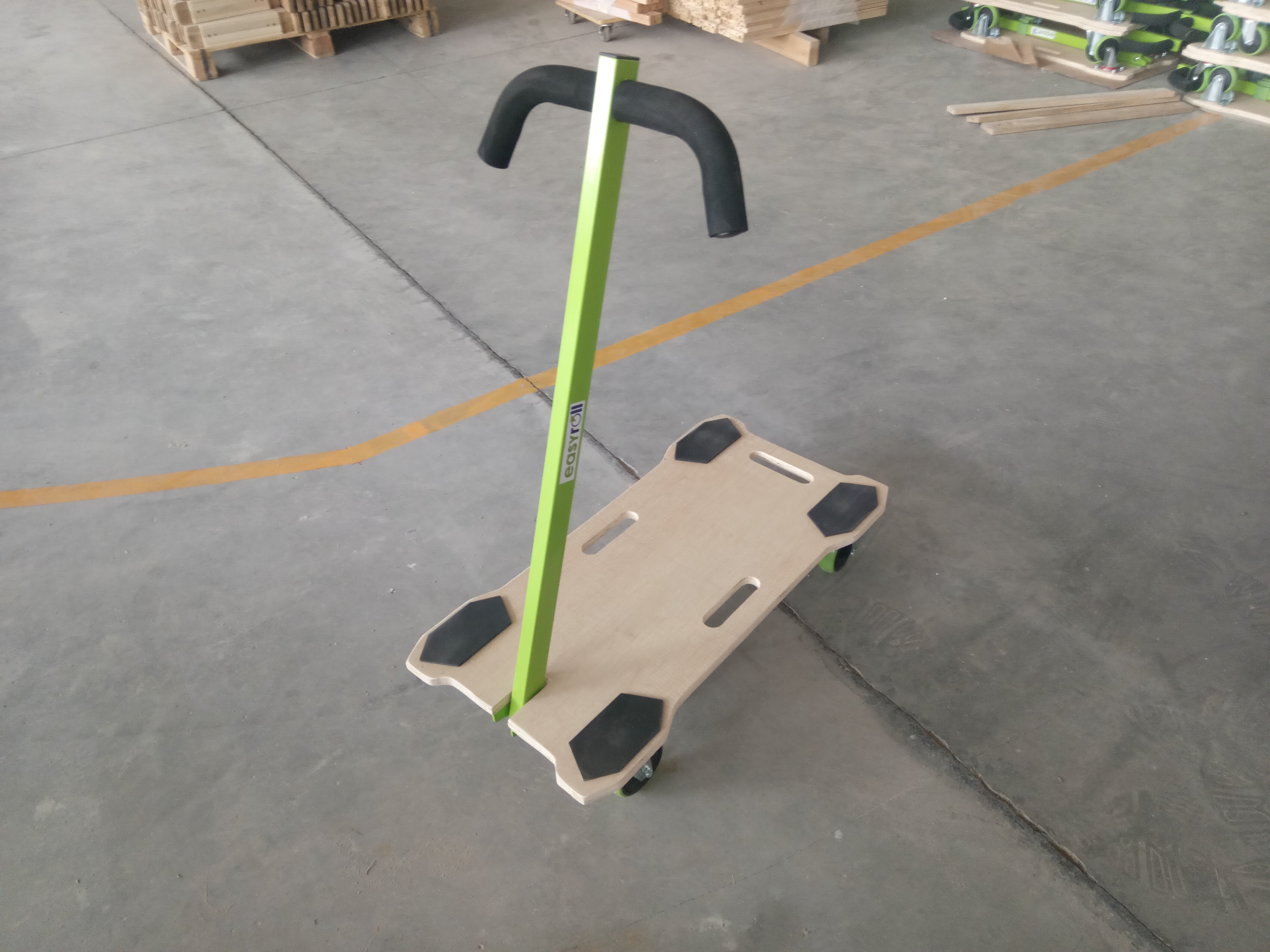 Dolly with folding handle